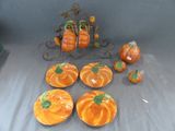 de nombreuses assiettes et citrouilles posées sur une table