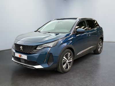 La voiture bleue est garée dans une grande pièce au sol noir