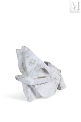 une sculpture représentant un requin posé sur une table