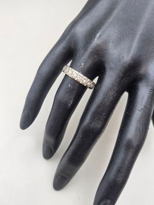une image représentant la main d'une femme portant une bague
