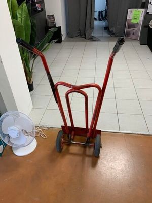 un diable rouge posé au milieu d'une pièce