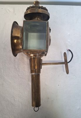 une applique murale en laiton munie d'un verre