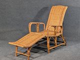 une image représentant une chaise longue en osier sur fond gris