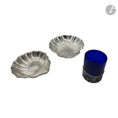 trois morceaux de verre argenté et bleu sur un fond blanc
