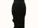 une robe noire sur un mannequin sur fond blanc