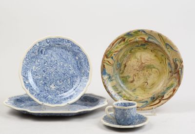 trois assiettes et deux tasses posées sur une table