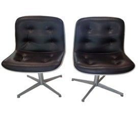 paire de fauteuils pivotants en cuir noir avec des pieds chromés