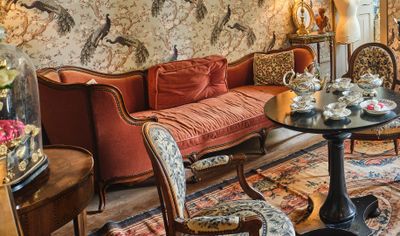 un salon avec un canapé, des fauteuils et une table