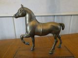 une statue de cheval posée sur une table