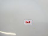 une photo d'un réfrigérateur blanc sur lequel figure le chiffre 29