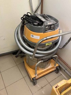 un aspirateur posé sur un chariot dans une pièce