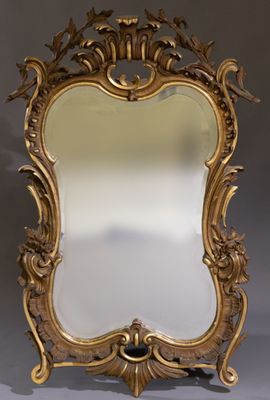 Miroir d'applique de forme mouvementée, en bois mouluré, sculpté, stuq