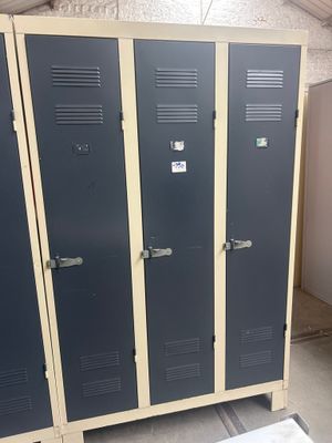 trois casiers métalliques dans une pièce sans portes