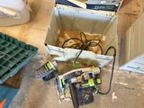 une boîte d'outils posée sur le sol à côté d'une boîte d'outils