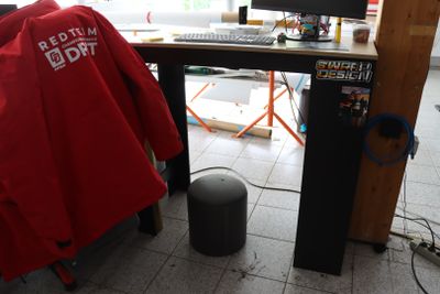 un bureau sur lequel se trouvent un ordinateur et une chemise rouge