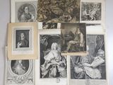 un vieux livre sur lequel sont posées plusieurs photos