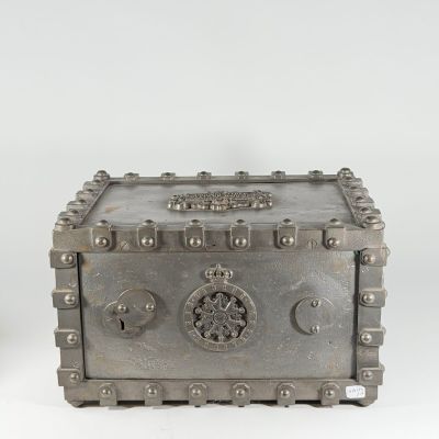 une boîte ancienne en métal argenté, ornée d'un motif décoratif sur le devant