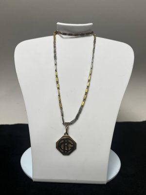 gros plan d'un mannequin portant un collier