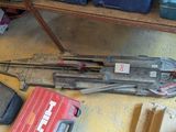 un tas d'outils par terre dans un garage