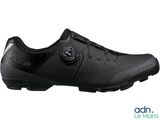 La chaussure est noire et possède une semelle en caoutchouc et une semelle en caoutchouc.