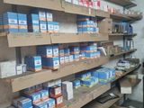 de nombreux paquets de cigarettes sur les étagères du magasin