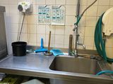 une cuisine avec un évier et une poubelle