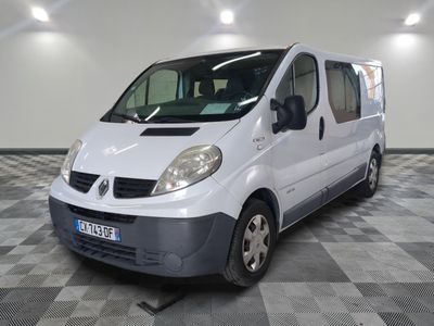 la photo d'une camionnette blanche garée dans un garage