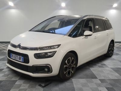 la citrole blanche est garee sur un sol en damier