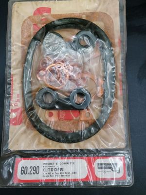 l'image d'une photo représentant une paire de ciseaux dans un emballage