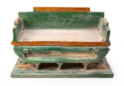 IMPORTANT LIT avec marchepied en terre cuite polychrome vert…