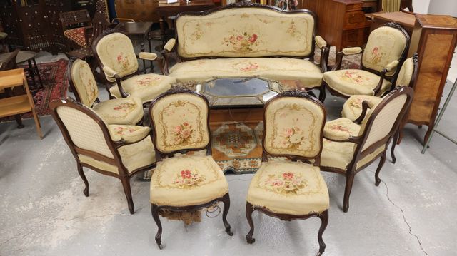 Salon Napoléon III comprenant une banquette, quatre fauteuils et ...