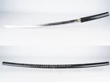 deux images représentant une épée avec une poignée noire et une lame blanche