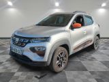 un SUV argenté garé dans une pièce au sol en damier