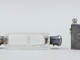 une petite bouteille en verre avec un briquet à côté
