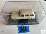 une petite maquette de voiture dans une vitrine