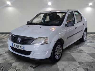 la photo d'une petite voiture blanche garée dans un garage