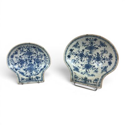 pair of chinese blue and white porcelain dishes