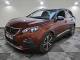 une voiture rouge garée sur le sol en damier d'un garage