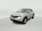 La Nissan Juke est garée dans une pièce blanche sur fond blanc.