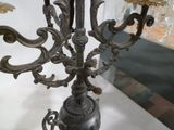 un chandelier en métal surmonté d'une bougie