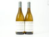 deux bouteilles de vin posées l'une à côté de l'autre sur une table