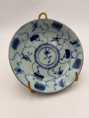 Assiette en porcelaine à décor émaillé bleu sur fond blanc, …