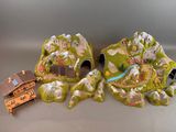 deux figurines représentant un petit village de montagne et une petite maison