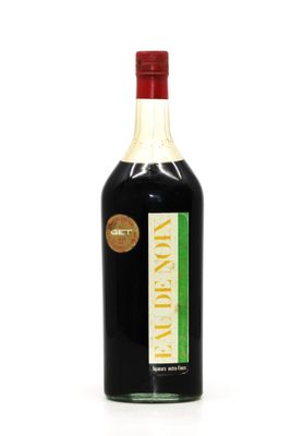 une bouteille de vin posée sur une table