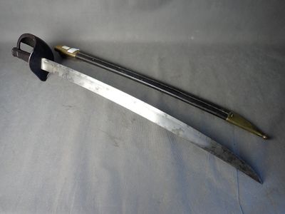 une épée posée sur une table