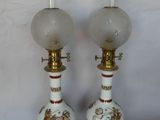 une paire de lampes blanches et dorées ornées de bordures rouges