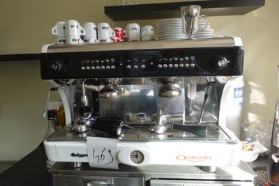 une machine à café posée sur un plan de travail