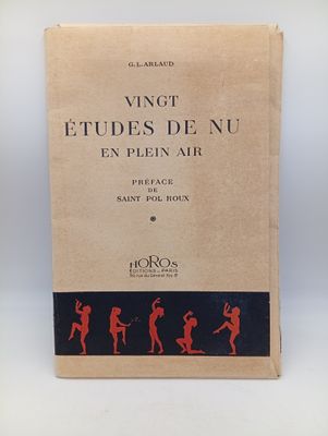 un vieux livre orné de silhouettes rouges, posé sur une surface blanche
