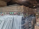 une grande quantité de cartons et de palettes dans un entrepôt