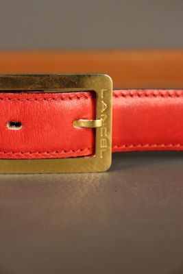 LANCEL. Ceinture en cuir teinté de rouge et boucle en métal …
